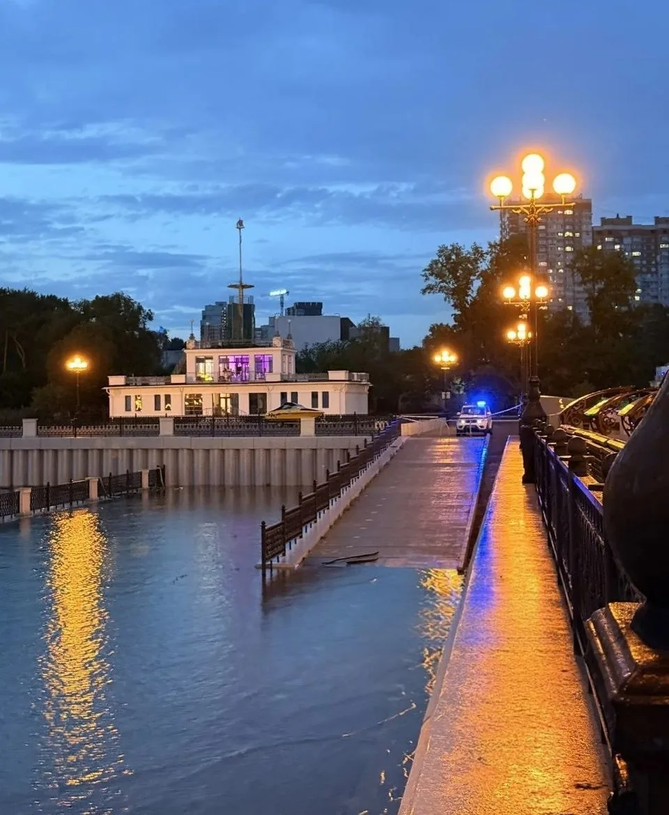 Нижний ярус набережной Амура затоплен в центре Хабаровска. Вода продолжает пребывать, и, по данным М