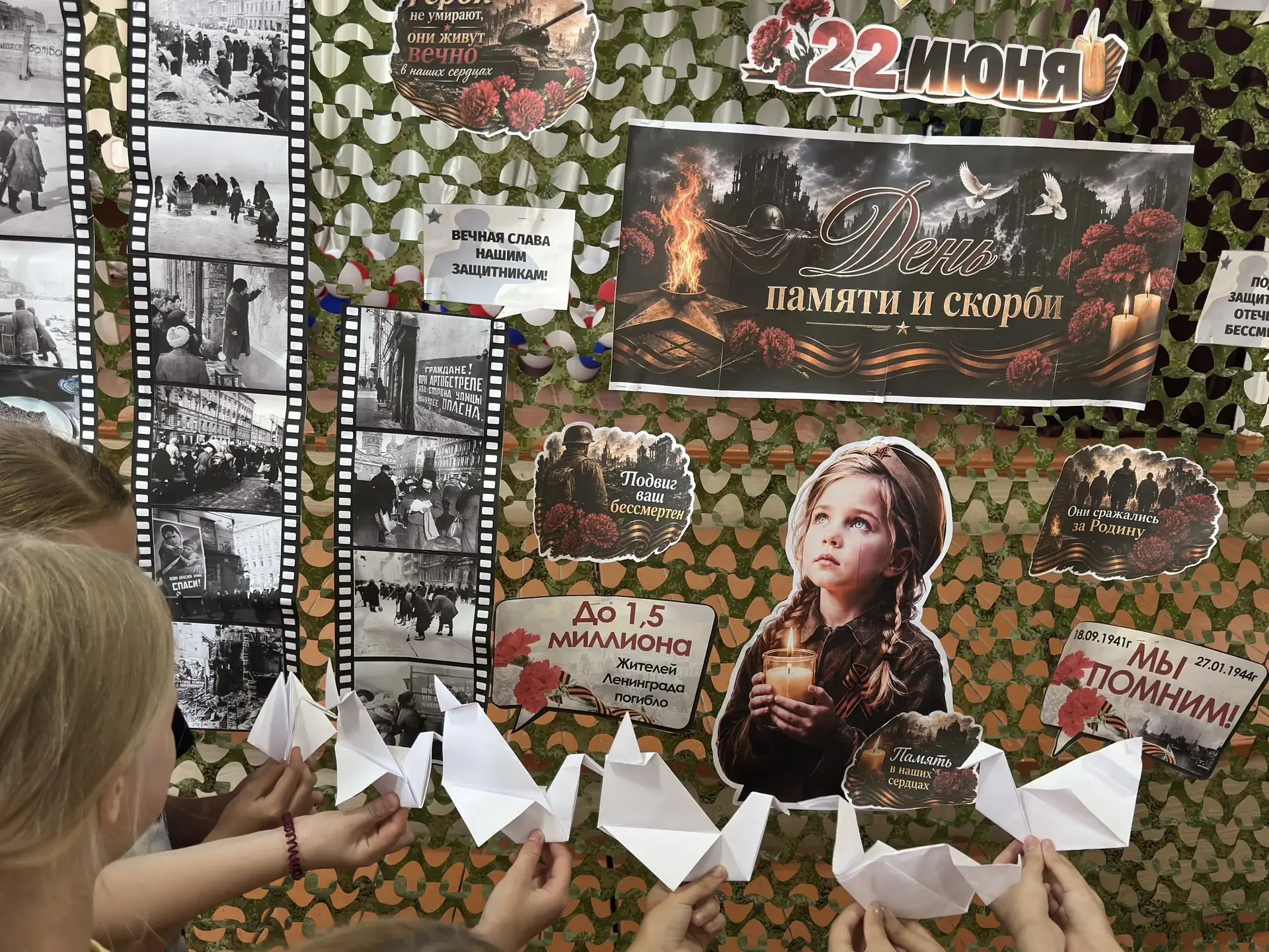 Летят в бессмертье...

Воспитанники лагеря МБОУ СОШ №10 сегодня делали журавлей в память о погибших 