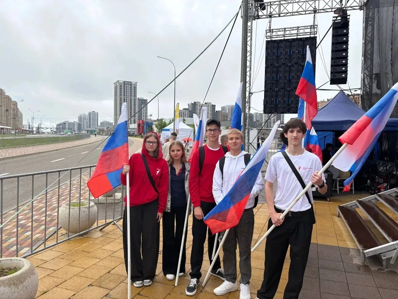 В день России активисты первичного отделения Движения Первых лицея участвовали в торжественном мероп
