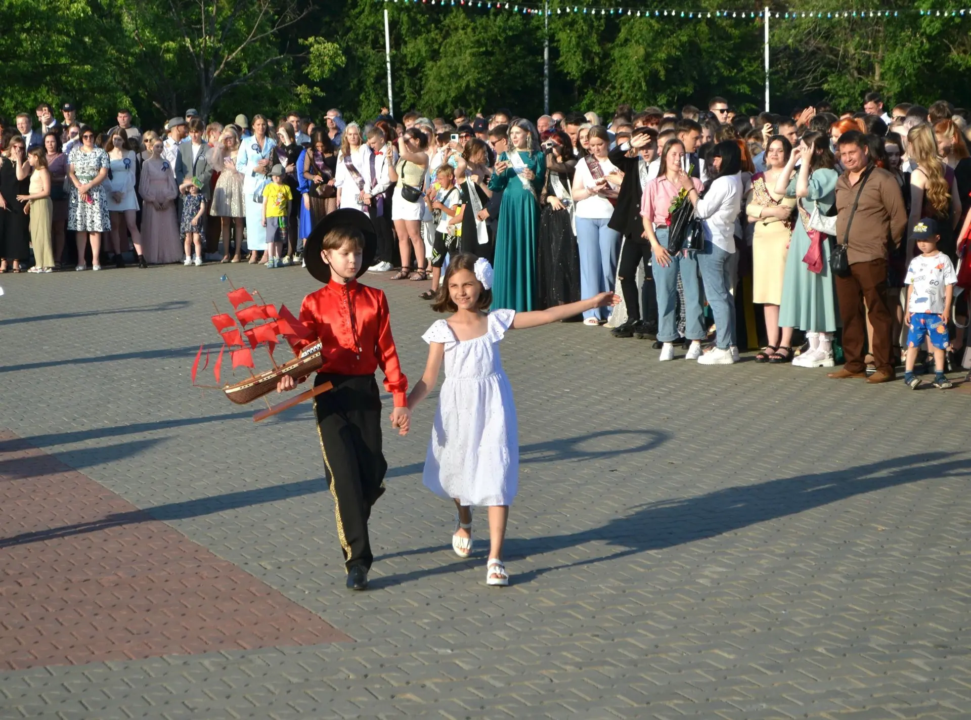 Выпускной проведём на набережной.