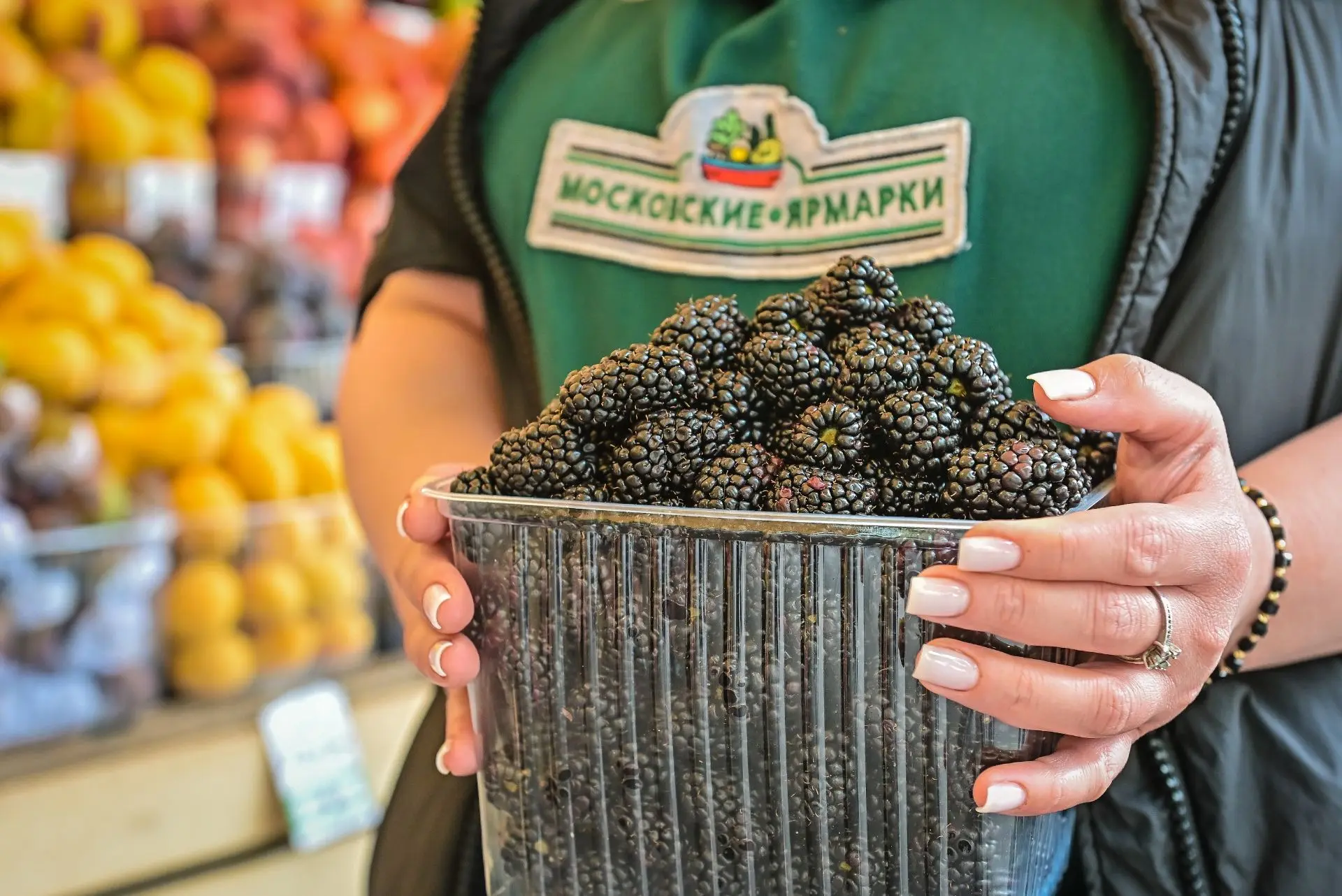💕 На московских ярмарках появились малина и ежевика.

Для тех, кто любит есть ягоду свежей, фермеры