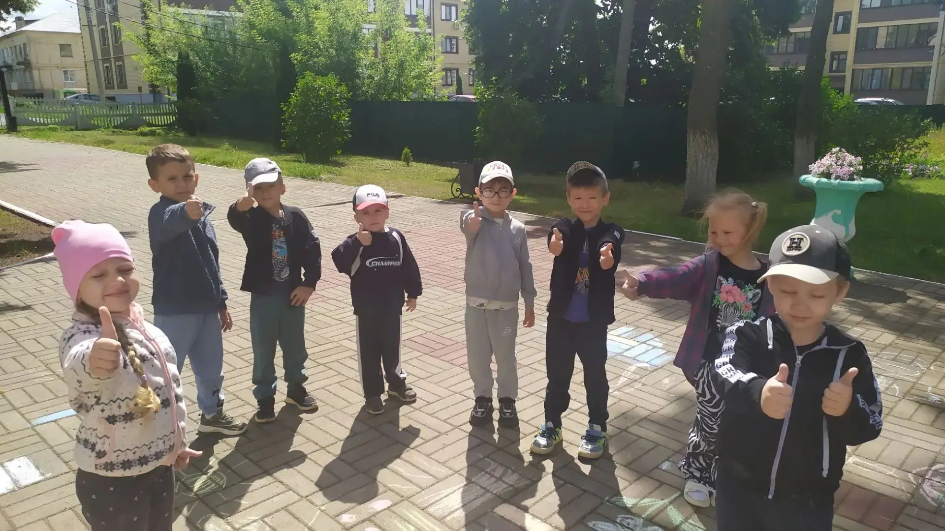 🏡🌟В нашем детском саду прошел тематический день, посвященный рисованию на асфальте. 

Асфальт-это 