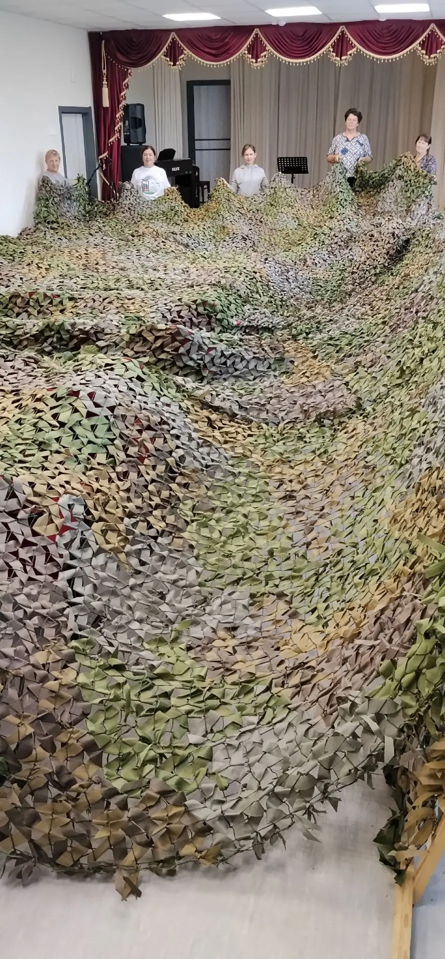 🧵 Участницы кружка рукодельниц «СВОим из Юрмаша» изготовили маскировочную сеть размером 12 на 6 мет