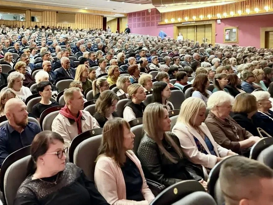 Приемные и опекунские семьи посетили торжественный концерт, посвященный 82-й годовщине ...