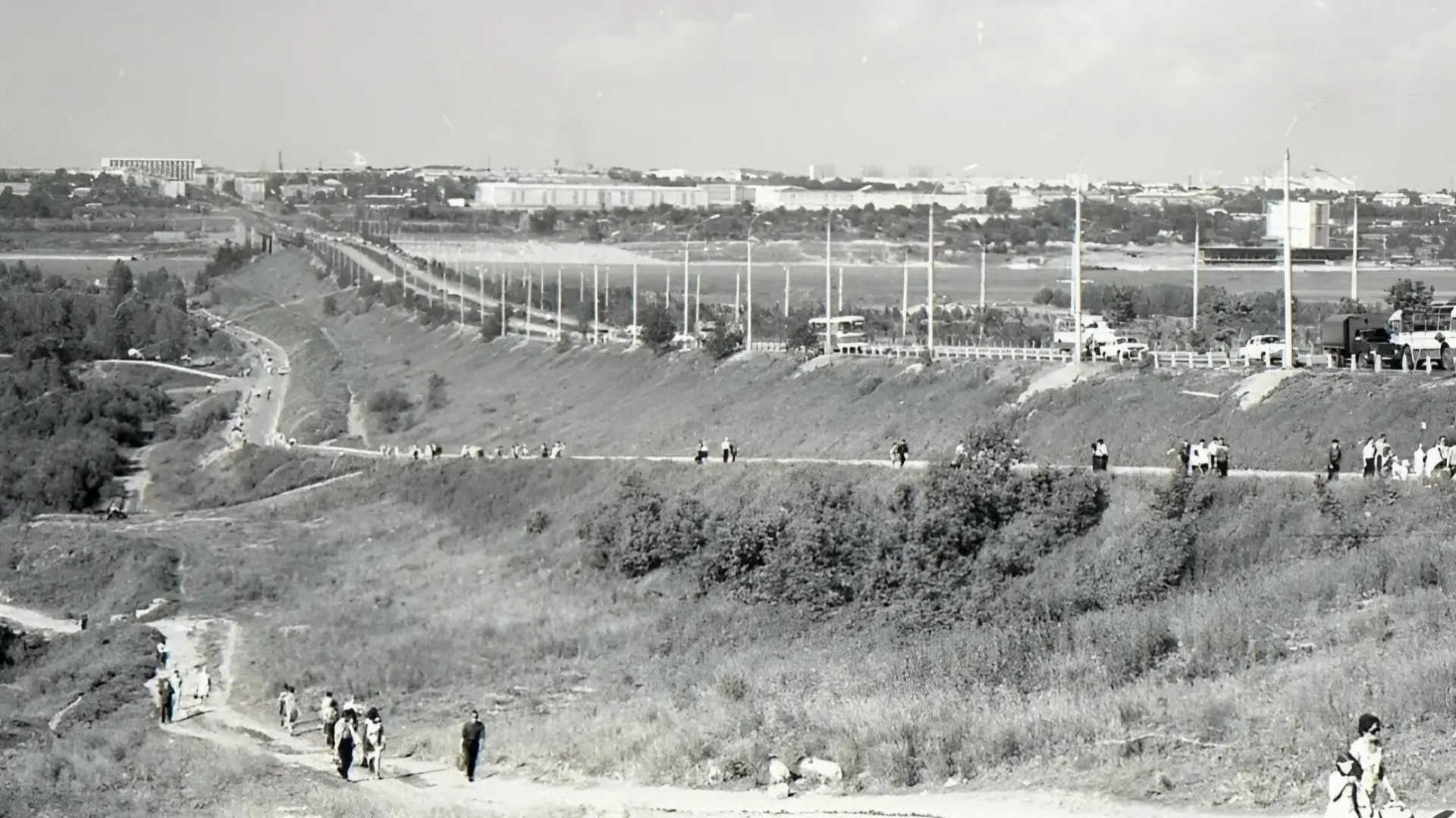 Дорога к городскому пляжу вдоль насыпи Коммунального моста, 1972-74г.
