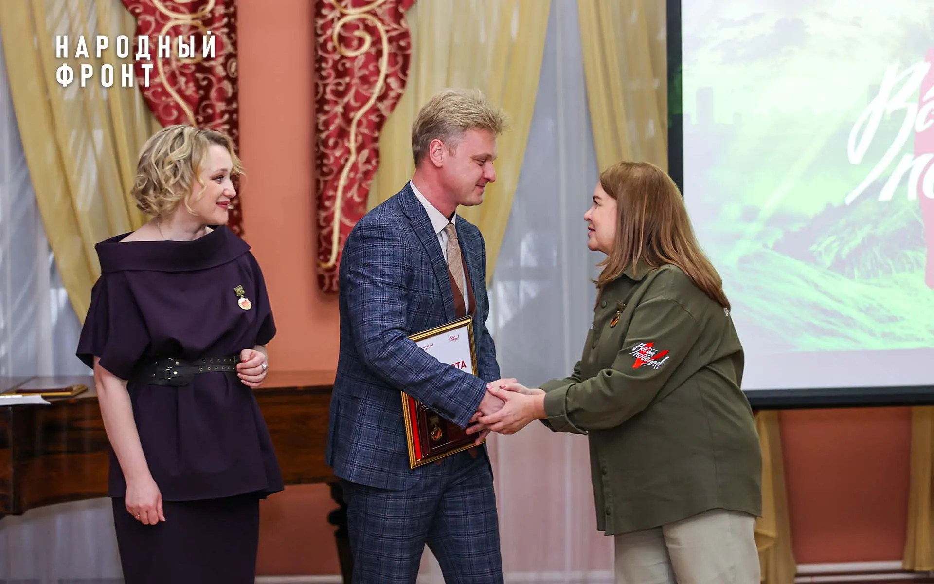 Мы вручаем его тем, кто своим трудом, ресурсами и сердцем доказывает: "Своих не бросаем".   Народный