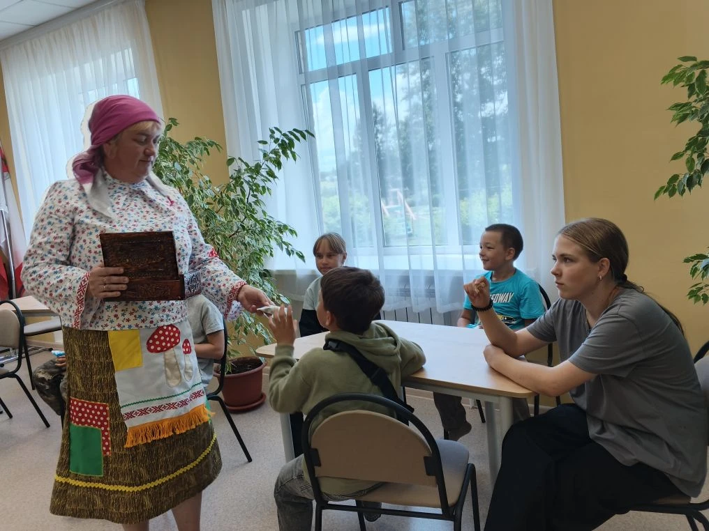 Лагерь "Звездный". Сегодня Орлята побывали в гостях у Бабушки-Загадушки и её внучки. Посоревновались