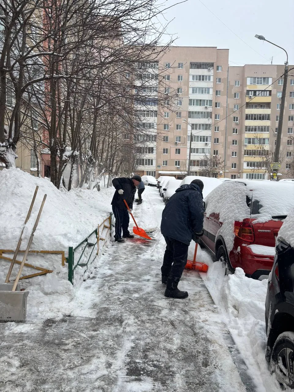 ❄️ Уборка снега в Советском районе — в усиленном режиме! 🚜  Дворники и специализированная техника До