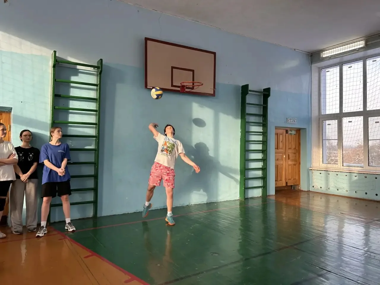 Сегодня в нашей школе состоялась захватывающая игра по волейболу среди старшеклассников и учителей! 