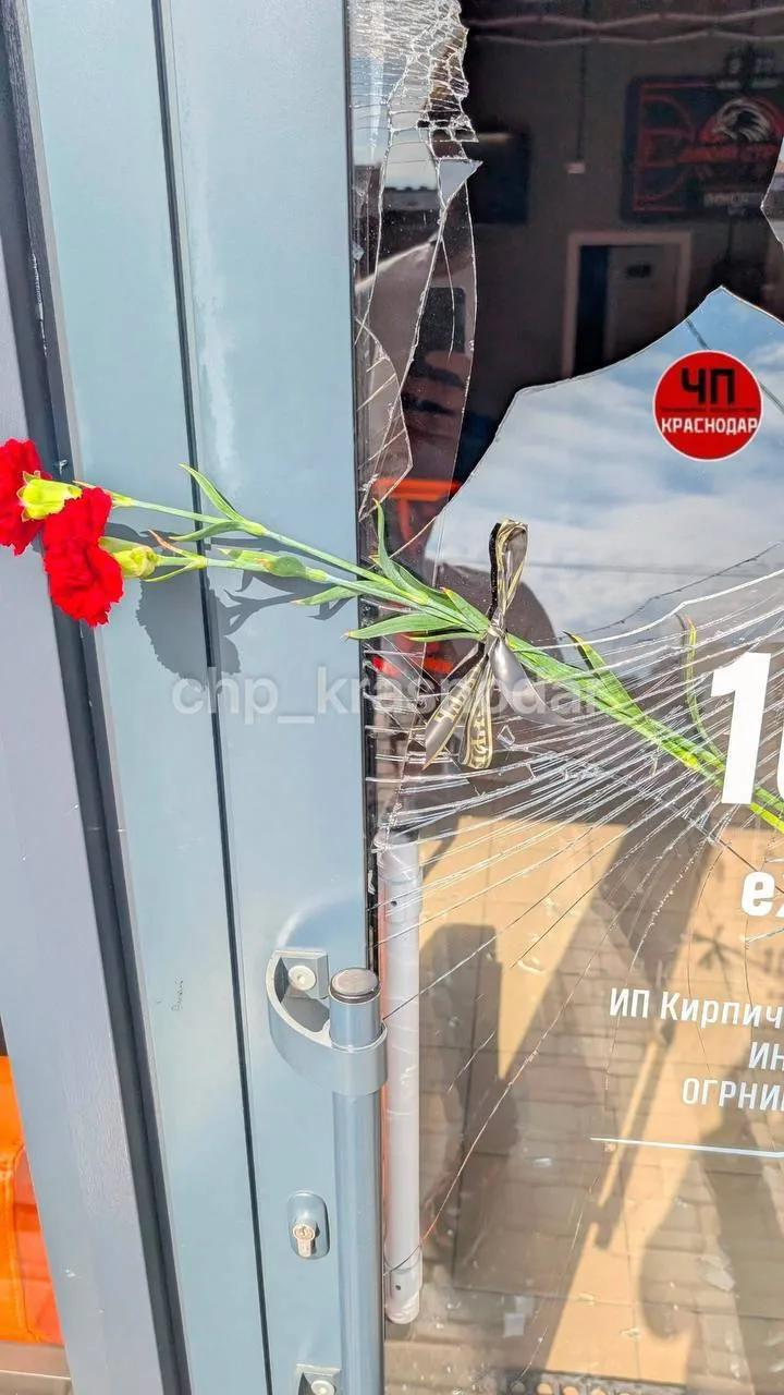 🤯Девушка разбила витрину барбершопа в Новой Адыгее и оставила там две гвоздики за упокой.