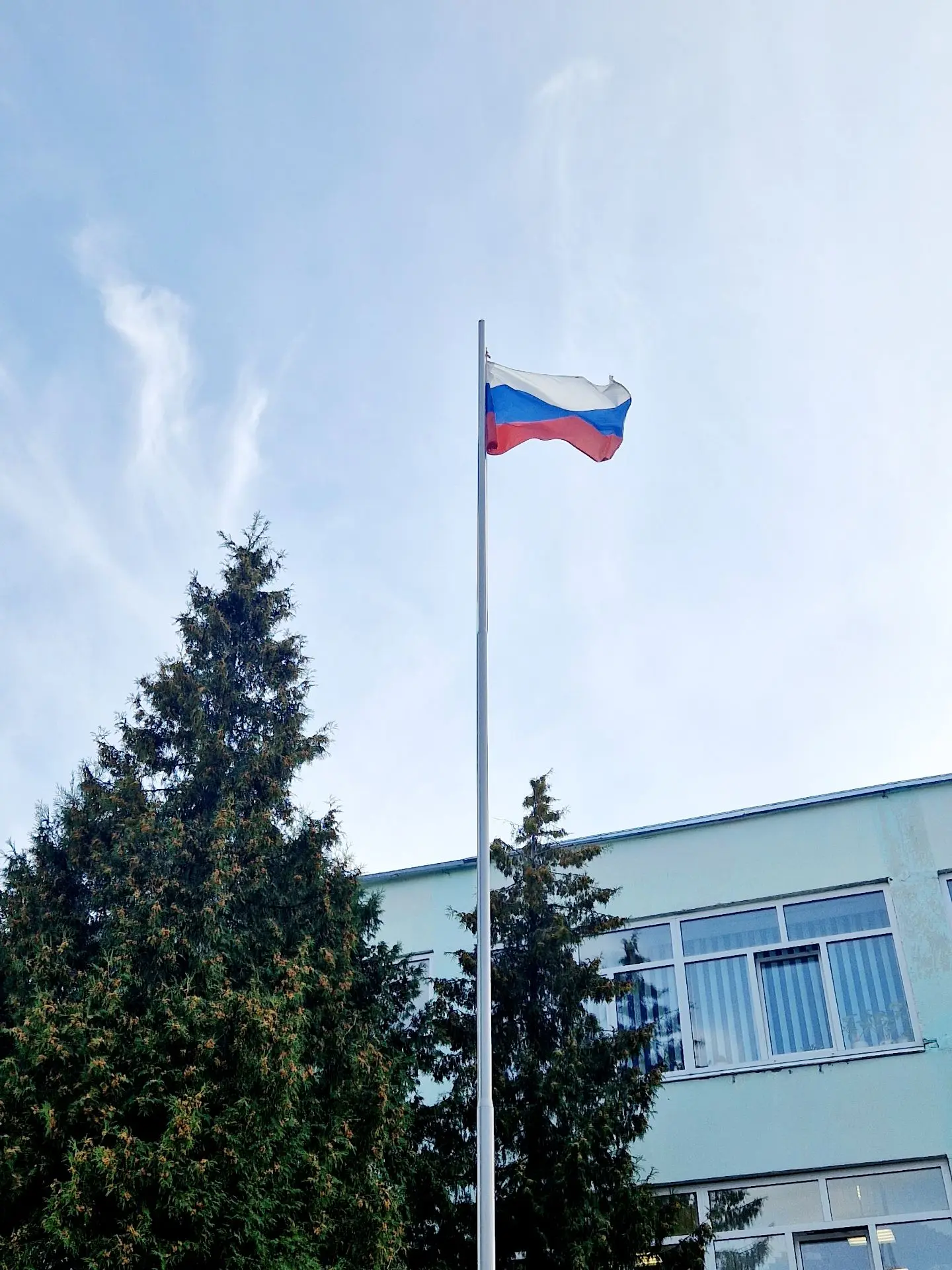 🇷🇺Новая учебная неделя в нашей гимназии по традиции началась с торжественной церемонии поднятия Госу