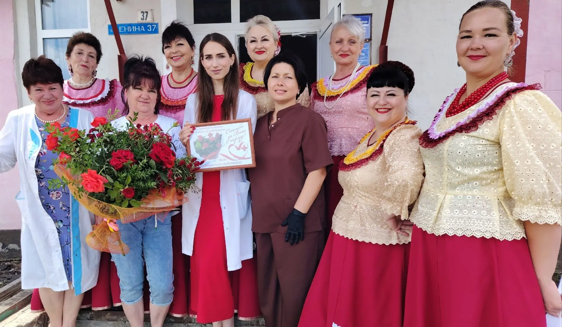 Коллектив Кавалерского СДК поздравил медицинских работников... Подробнее читайте на наш...