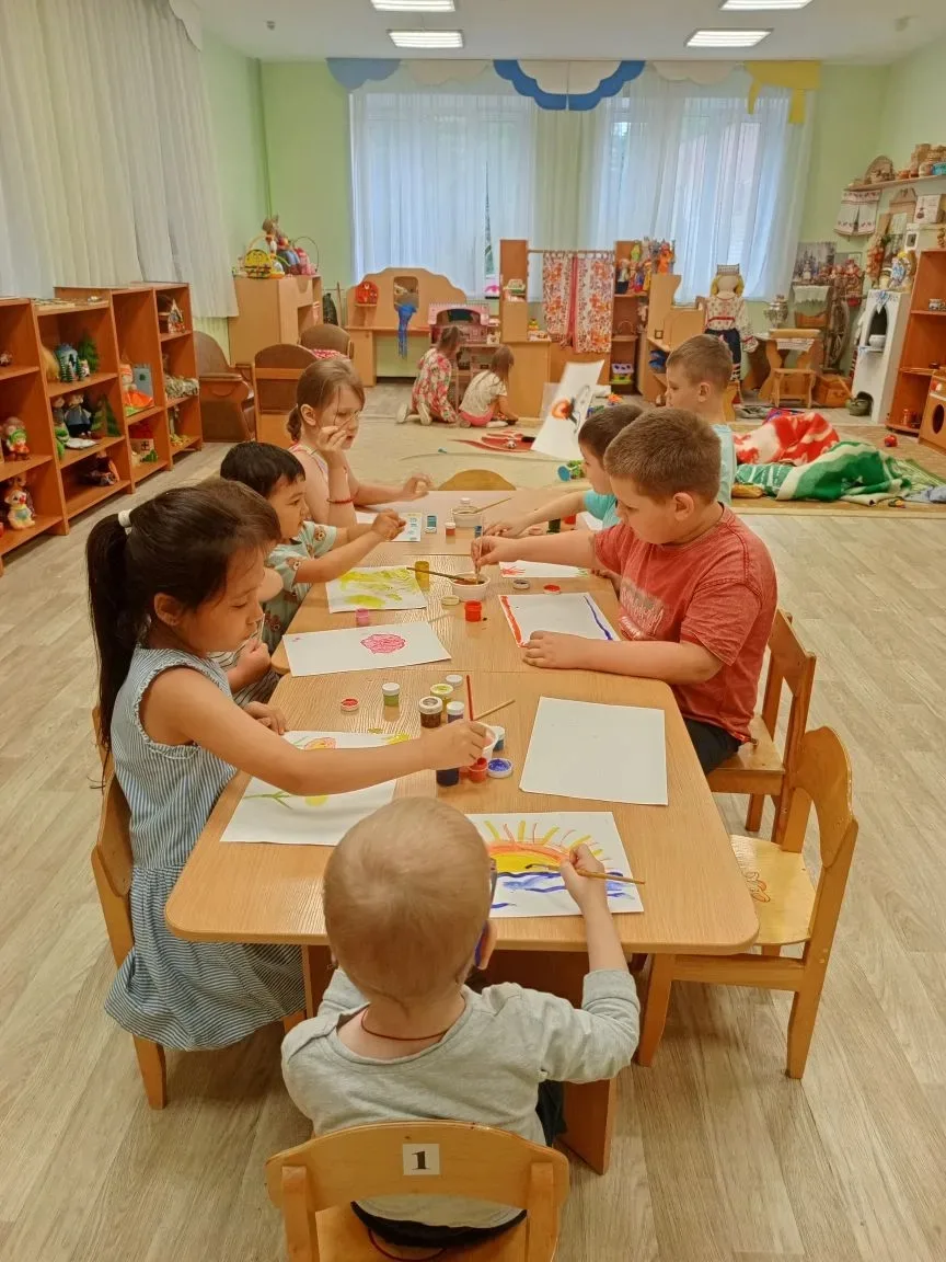 Когда на улице идёт дождь, мы скучаем по солнышку и рисуем лето.
Что ты нам подарить лето?
Много сол