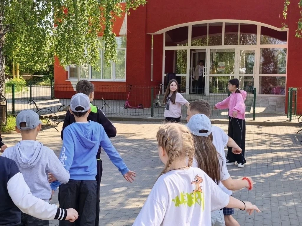 Прогулочная группа "Затейники" 
4 день: Город "Технологий". День любителей лета.
Сегодня в прогулочн