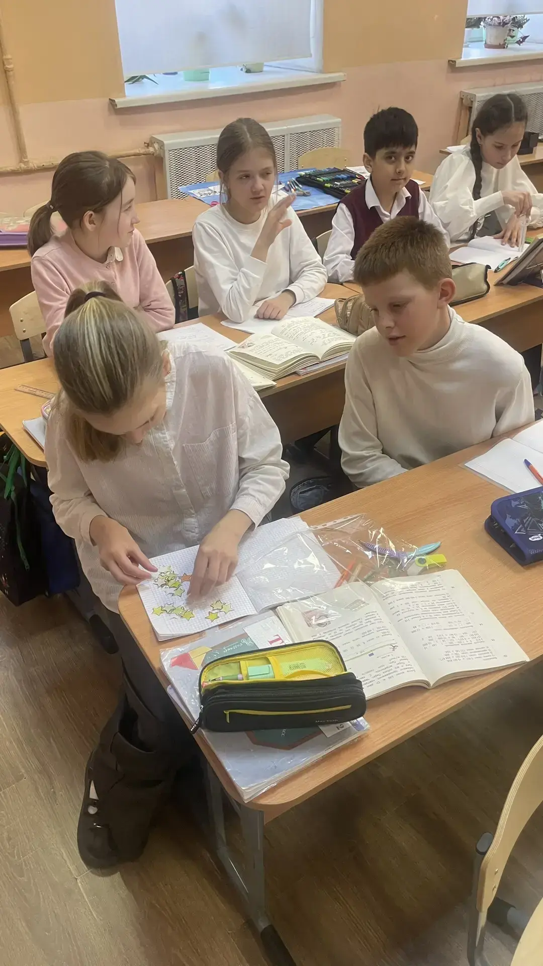 English in Space: День английского языка в начальной школе! 📝🇬🇧🚀  Предметная неделя в филиале началь