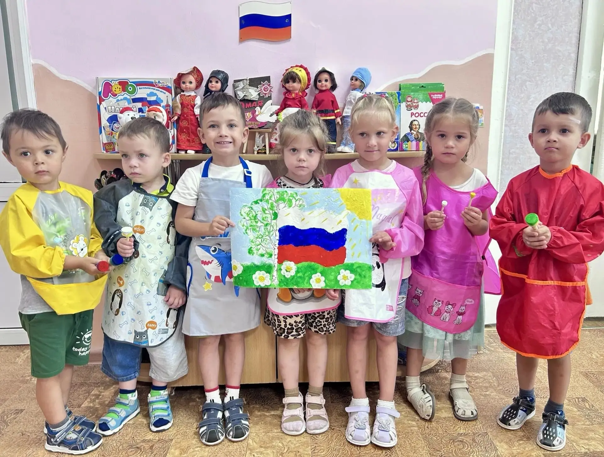 🇷🇺 Гармония красок и символов: День флага в группе «Радуга»! 🌈✨