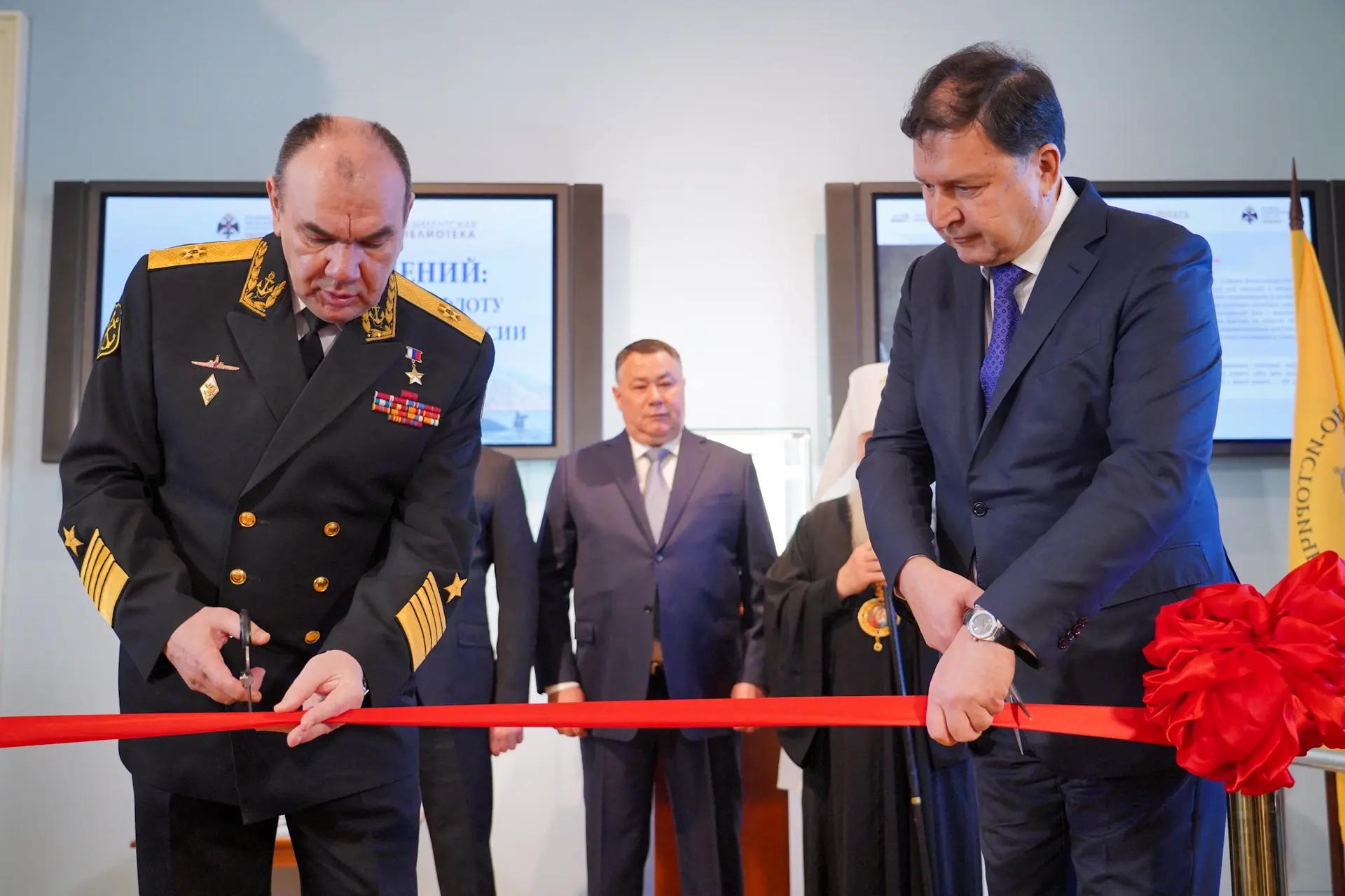 Открыли выставку «Память поколений: 330 лет Военно-Морскому Флоту и 120 лет подводному флоту России»