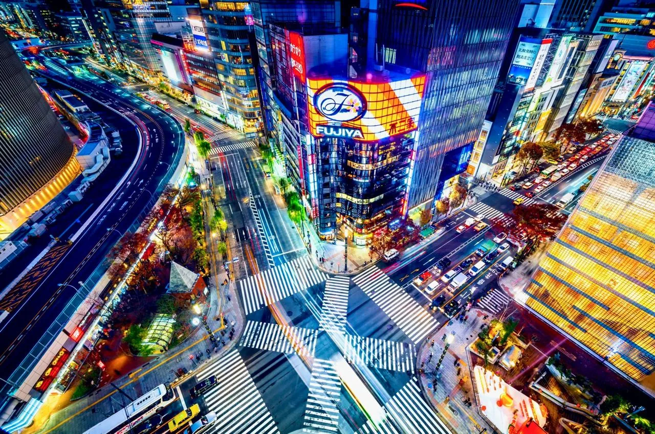 Перекресток Сибуя в Токио, Япония 🇯🇵  🔹 Перекресток Сибуя - одно из самых узнаваемых мест Токио. Он 
