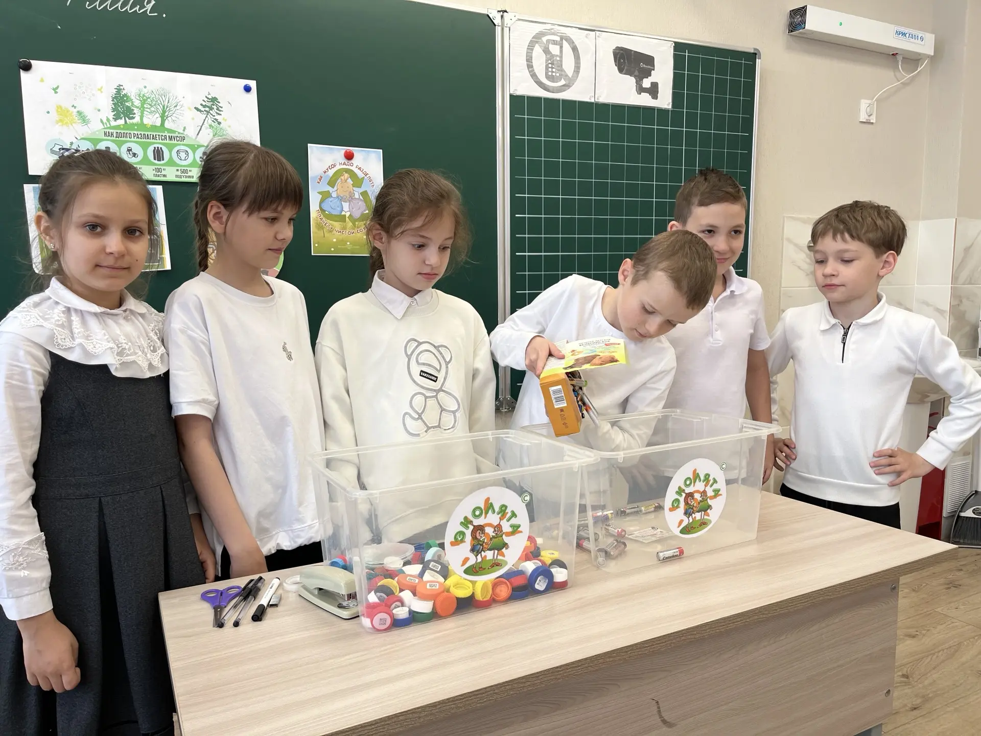 🌍 Маленькие крышечки — большая помощь! Как наши младшеклассники спасают планету  ♻️ В нашей школе пр