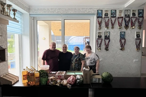 Сотрудники женской колонии поздравили с Днем знаний многодетную семью Морозовых в рамка...