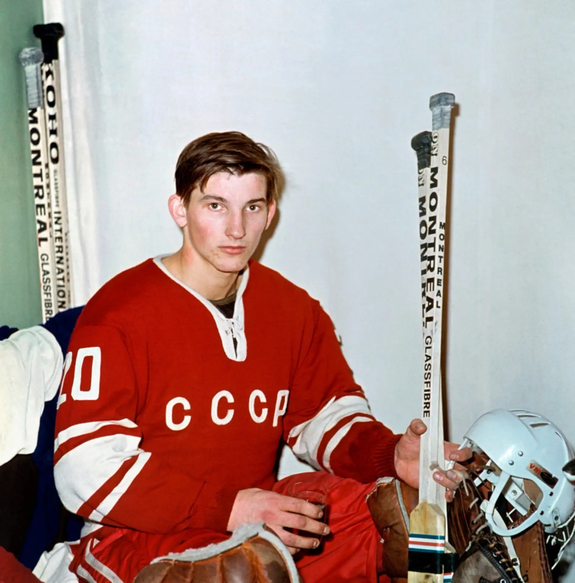 Владислав Третьяк и случайный выбор, который привел к величию🏒

Владислав родился 25 апреля 1952 го