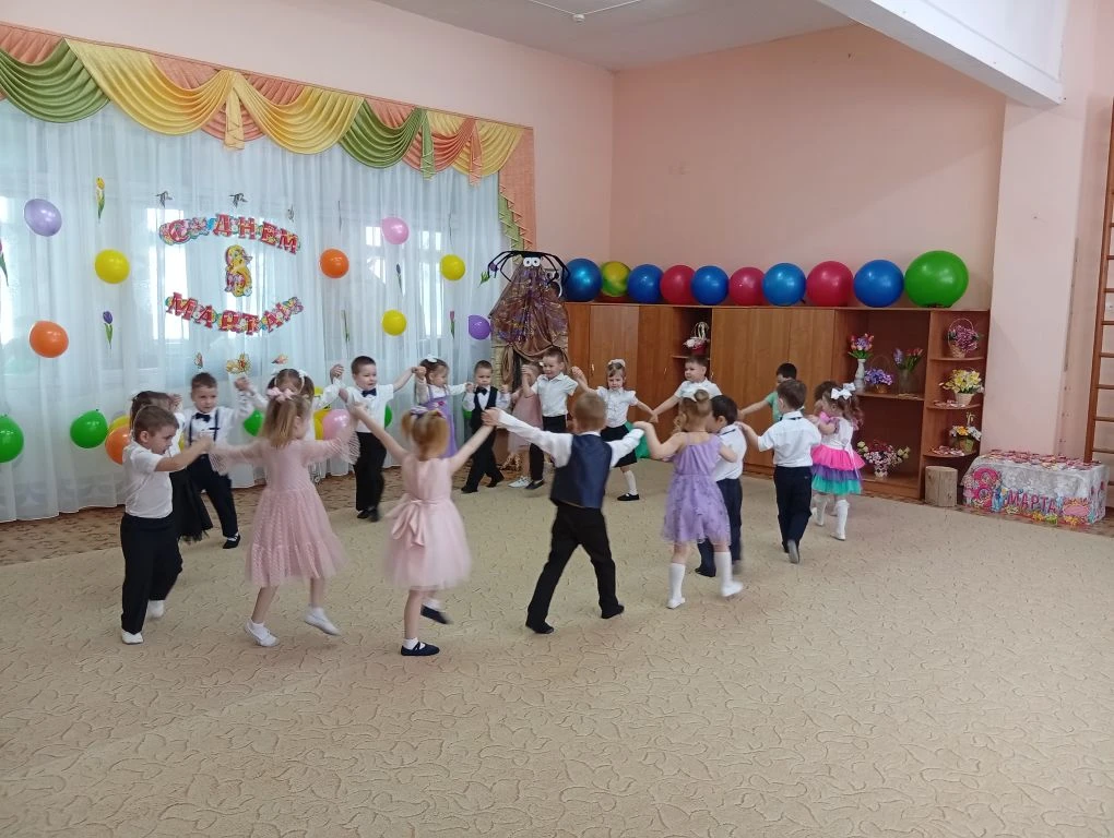 💐8 Марта в детском саду – самый трогательный, нежный и удивительный праздник. Он посвя...