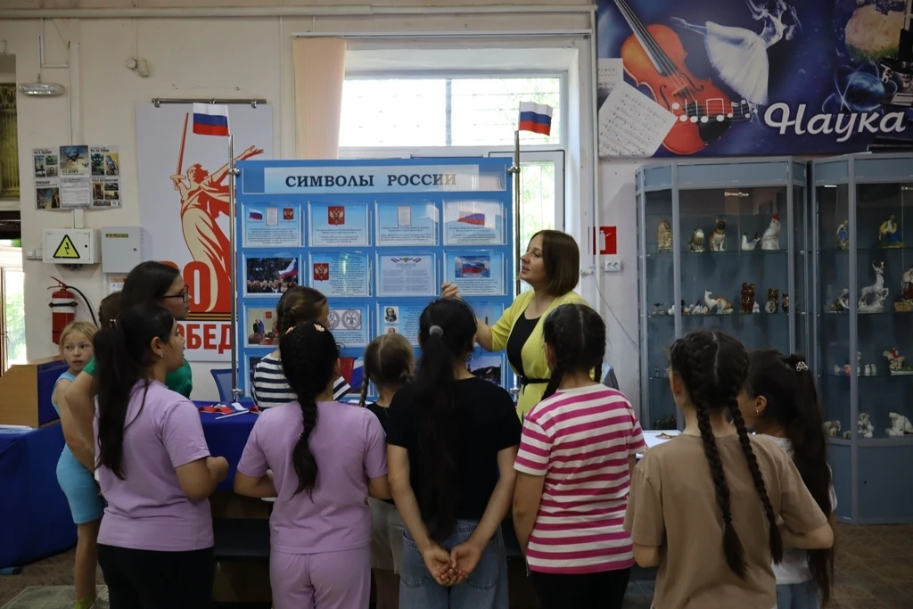 ФЛАГИ РОССИИ – СВОИМИ РУКАМИ 
 Культурно-просветительское мероприятие, посвященное Дню России, подго
