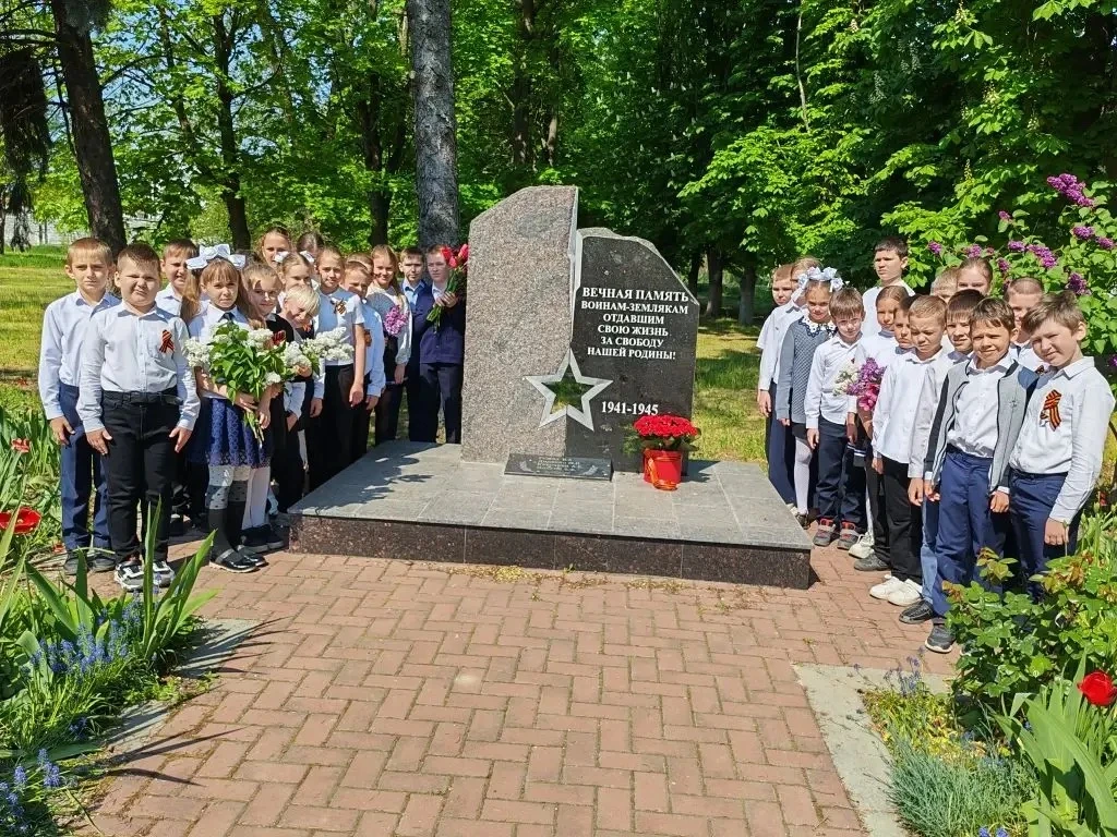🌟Сегодня учащиеся 3б, 3в и 4б классов возложили цветы к обелиску воинам - землякам поселка Красный 