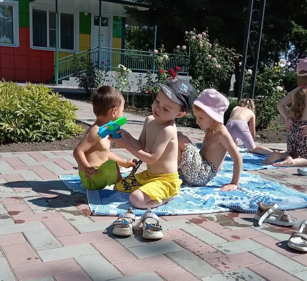 «Солнце, воздух и вода — наши лучшие друзья!» — этот звонкий девиз с утра звучал во 2-й младшей груп