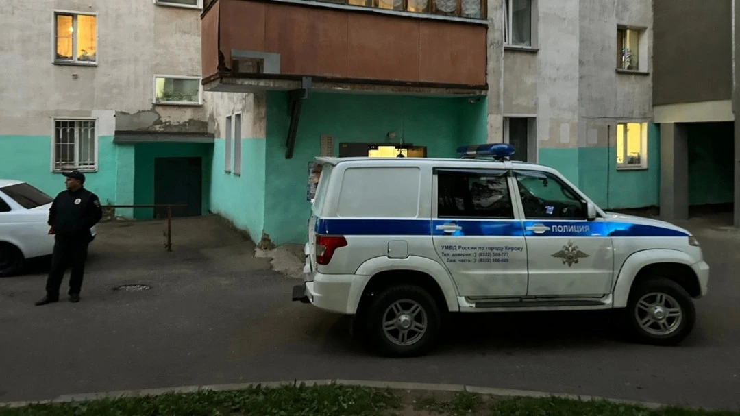 В Кирове трое неизвестных ворвались в чужую квартиру и начали угрожать оружием

Фото: progorod43 ru 