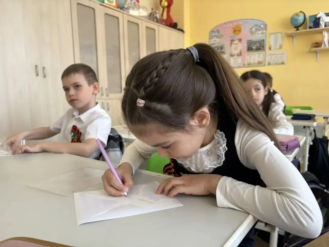 🕊️ В нашей школе прошла трогательная акция «Журавли Великой Победы»  Сегодня мы стали частью Всеросс