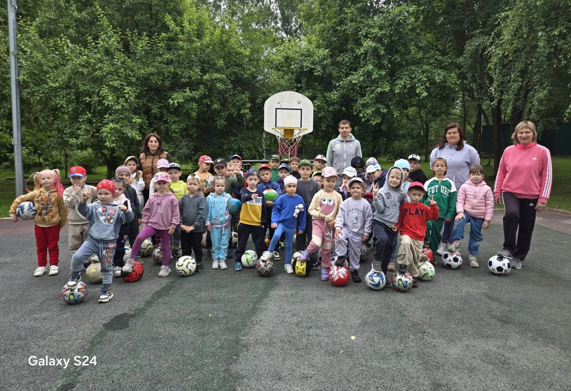 ⚽ Дошкольники учились играть в футбол!

Для юных спортсменов детского сада «Остафьево» прошел футбол