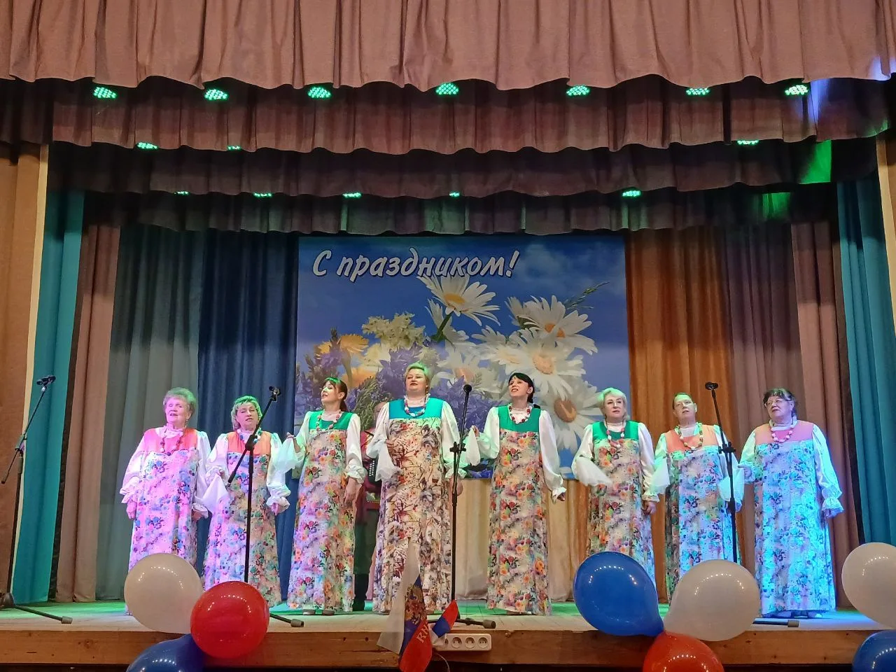 #РадырадоватьСовьеДк
🇷🇺🇷🇺🇷🇺 12 июня в Доме культуры состоялся праздничный концерт «О моей Росс