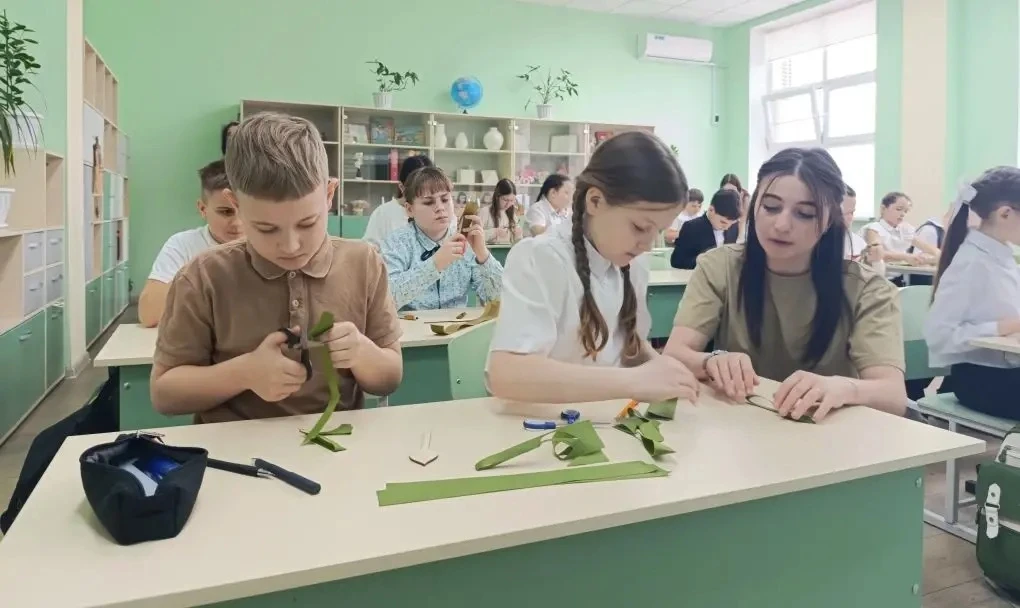 ⚒️🪖Необычный урок труда с пользой для бойцов🪓🇷🇺  🏫В нашей школе волонтеры отряда «Добрые сердца» 🧡 п