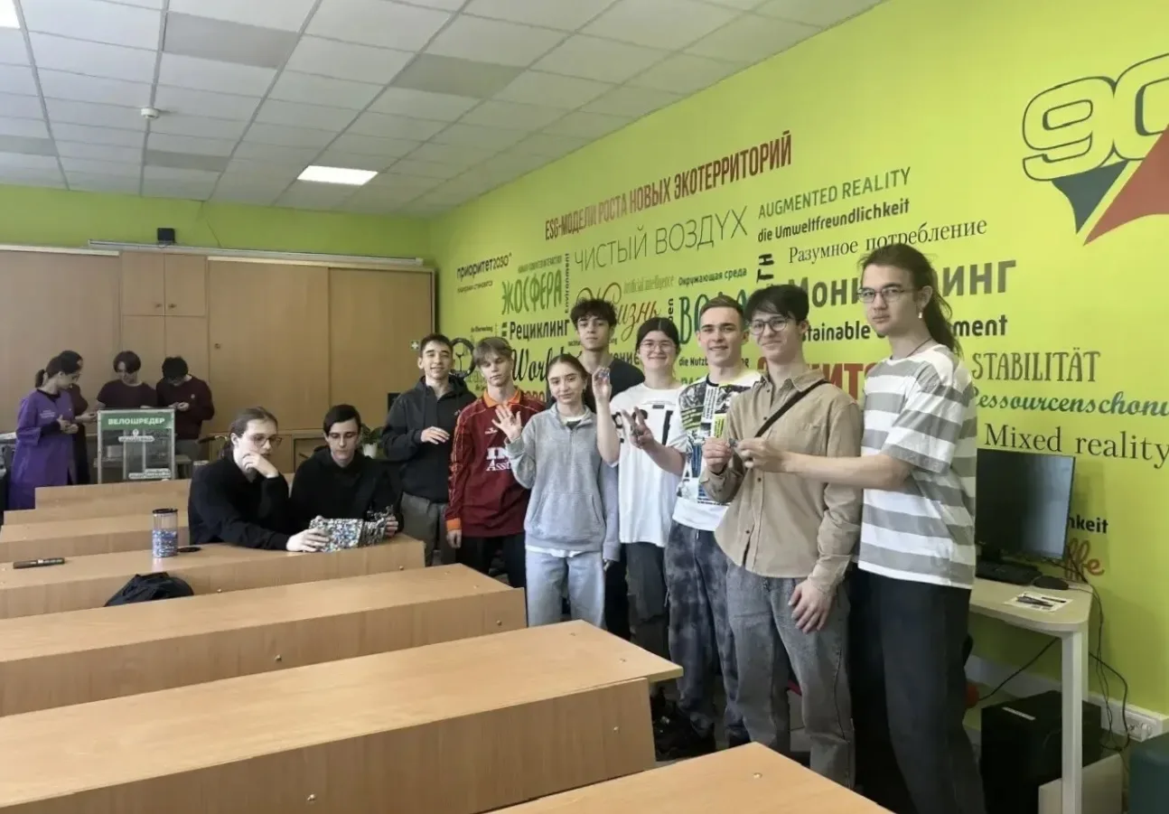 Наш 10«Б» заглянул за кулисы большой науки! 🧪⚙️ В рамках проекта «Химтех-лидер» ученики посетили Инс