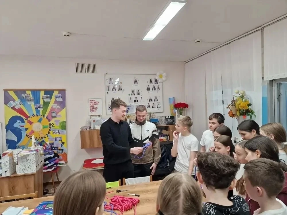 💫 В нашей школе прошёл увлекательный мастер-класс по правилам вязания узлов, который провёл выпускни