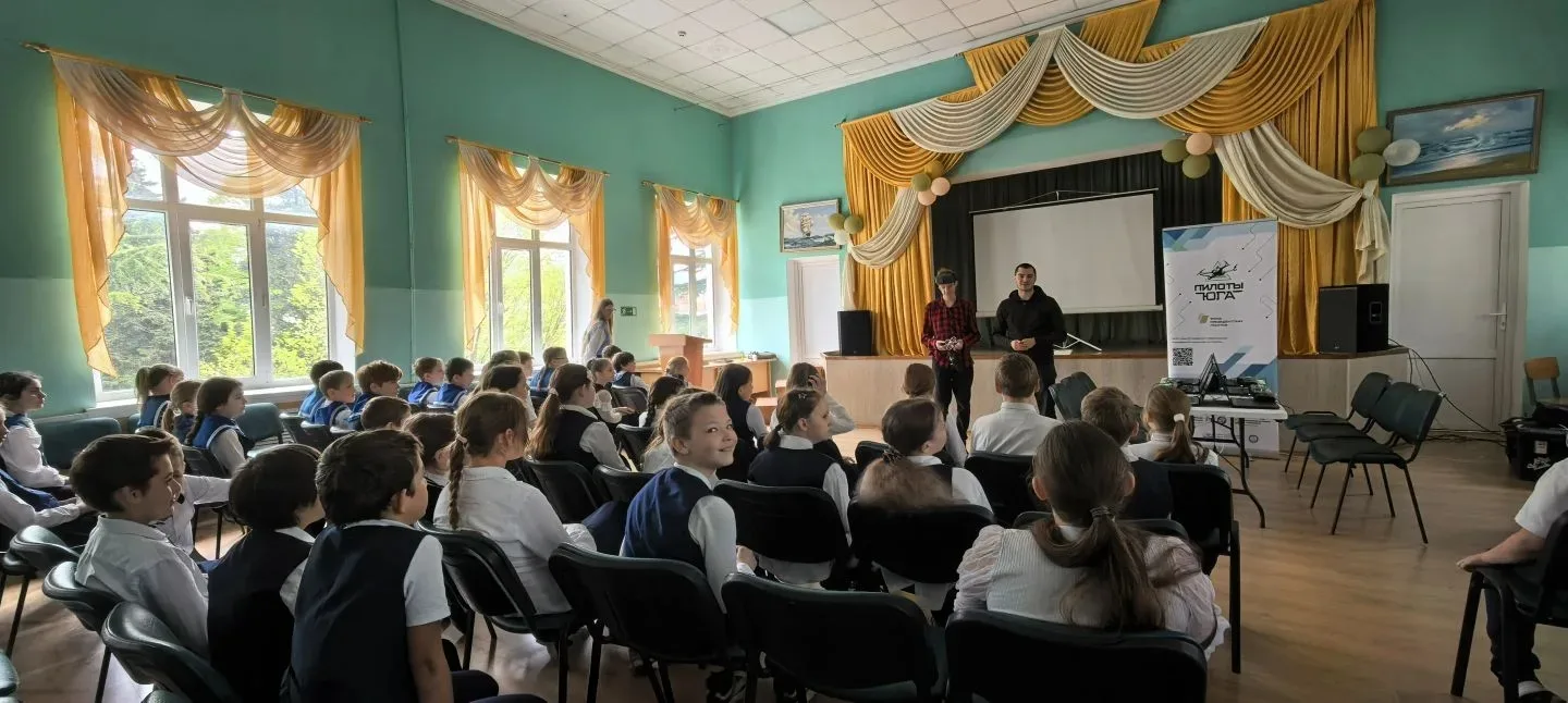 Сегодня для учащихся 4-х классов прошло захватывающее занятие по работе с беспилотными аппаратами! 🚁