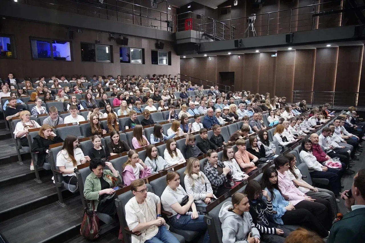 В чате ВК получила приглашение от кемеровских отличников на спектакль «Архив 1945».  Постановка прош