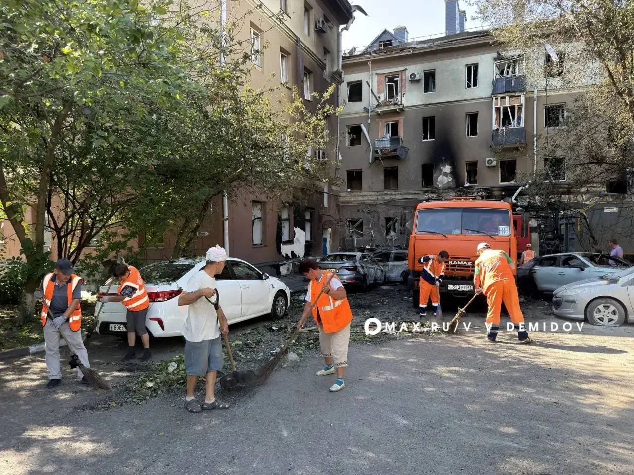 В центре Белгорода продолжают убирать строительный мусор, осколки и вывозить сгоревшие машины после 