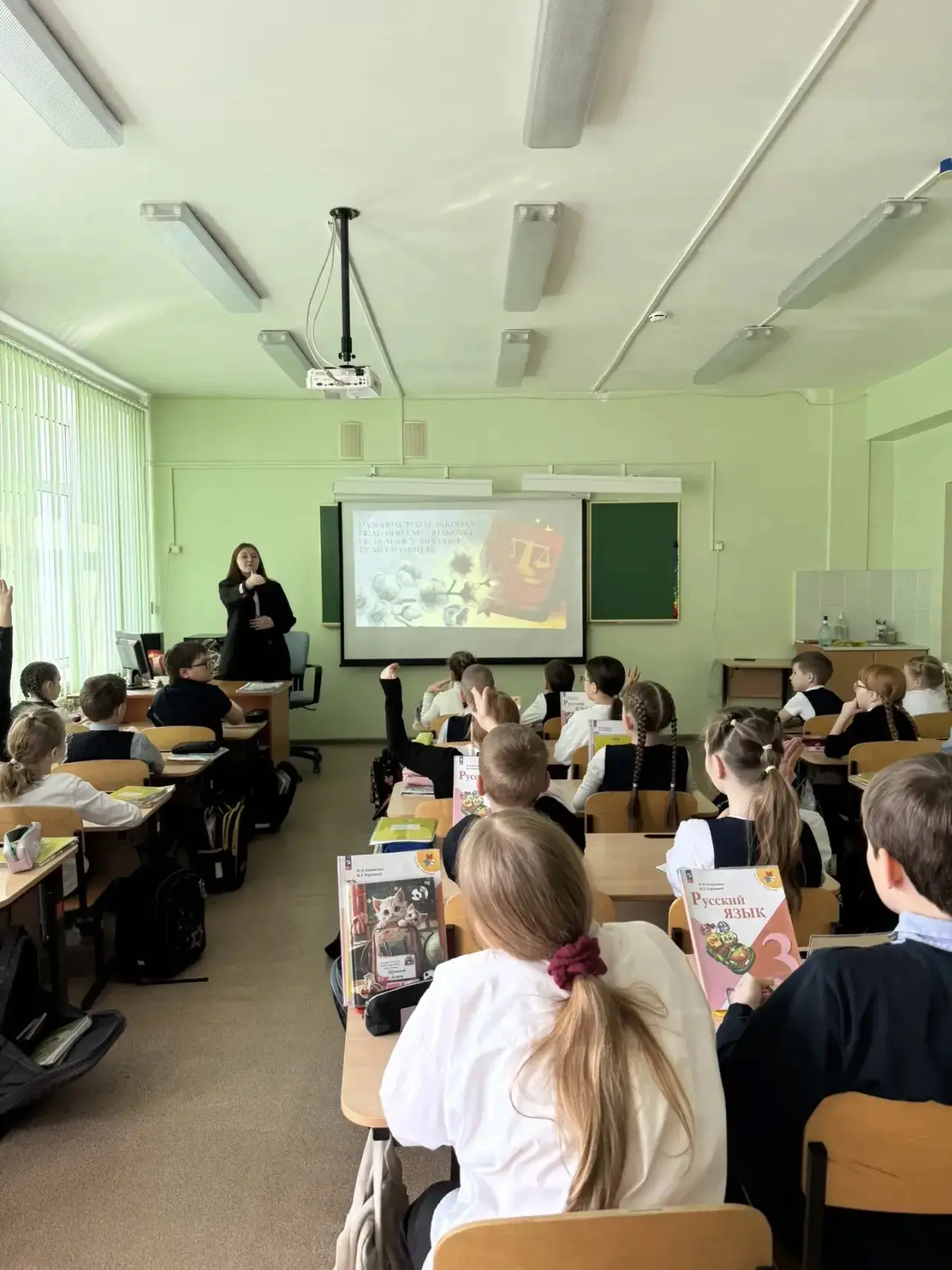 В Лицее советник директора по воспитанию провела экранную игру, посвященную Празднику Весны и Труда 