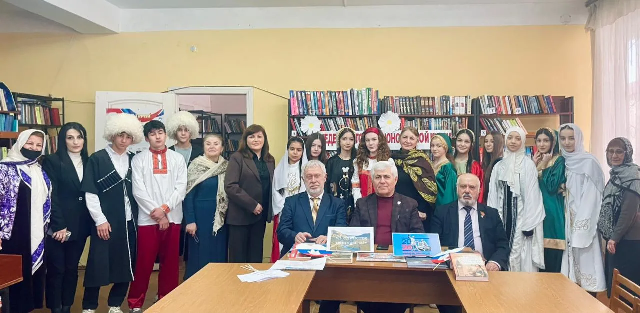 В рамках года единства народов России  и Недели  детской и юношеской книги  и музыки  в библиотеке -