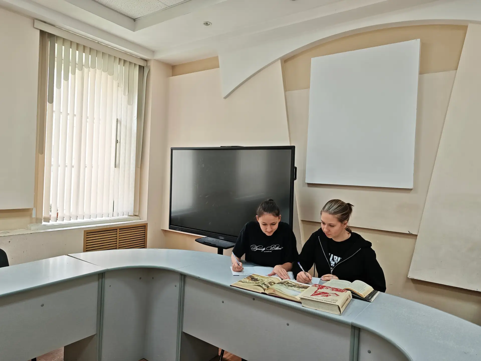 Сегодня, когда попытки переписать историю становятся особенно острыми, голос молодого поколения долж