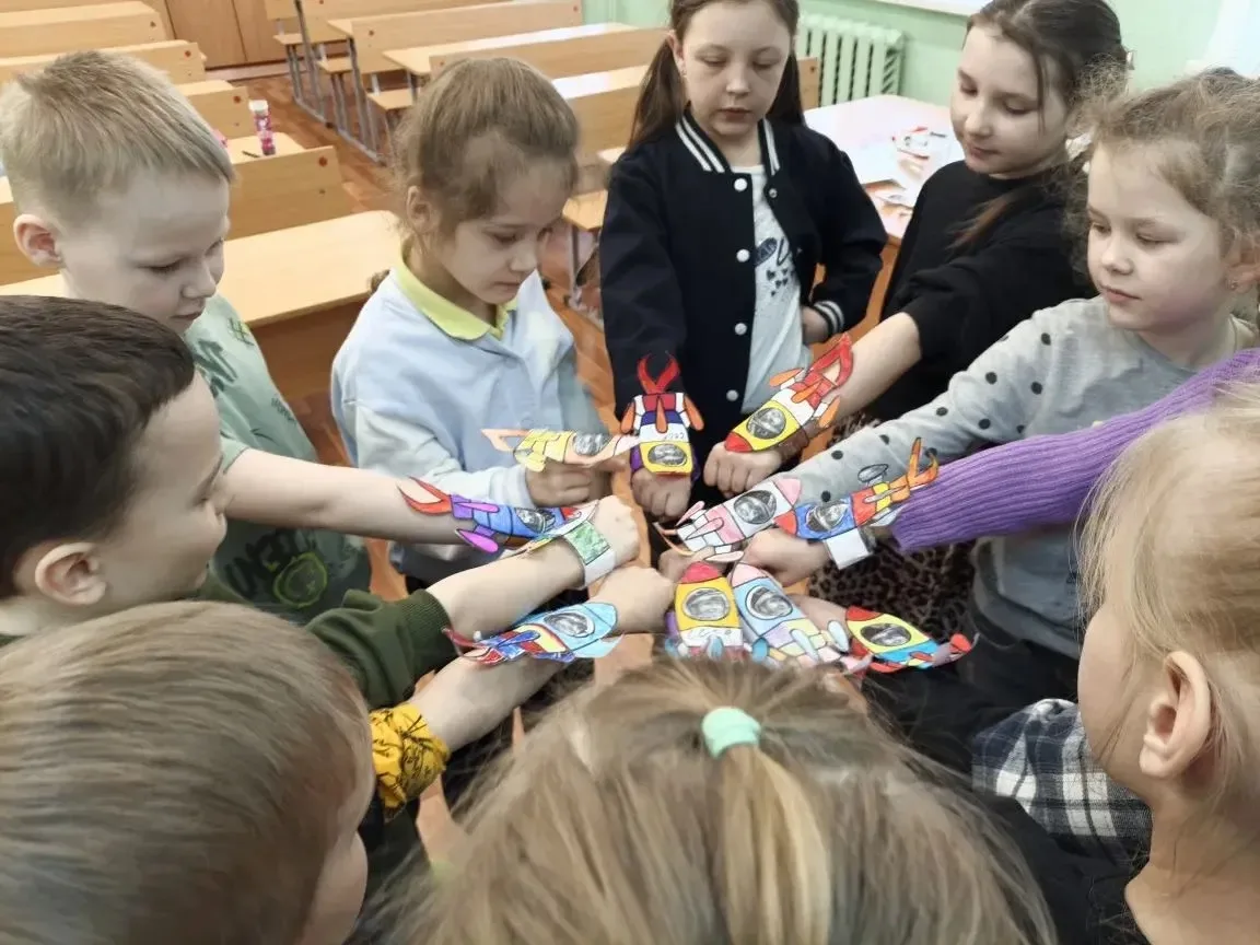 🚀 9 апреля ребята 2Д класса, 2 корпуса (классный руководитель Лазарева Н.П.) отметили 65‑летие перво
