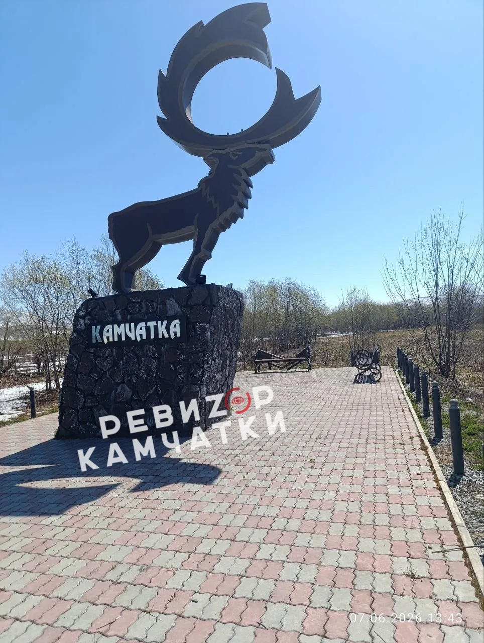 Фотозона есть, лавочек почти нет