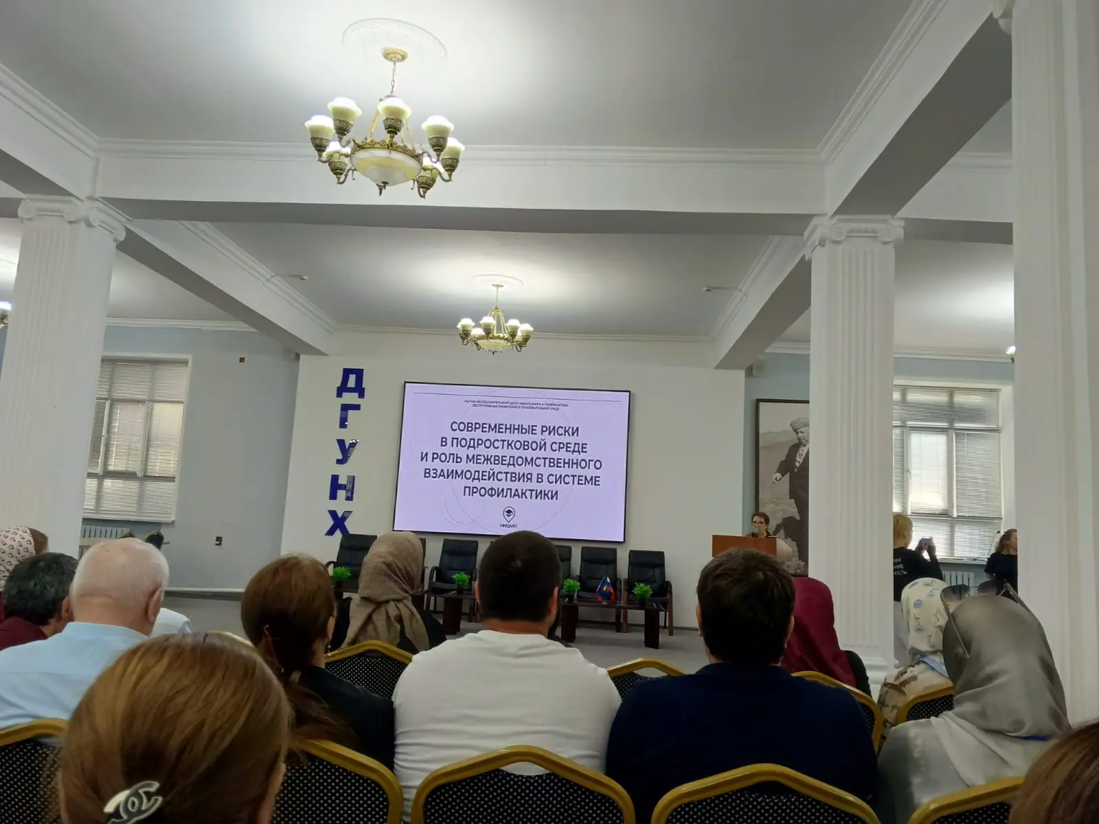 Психолог отделения социального обслуживания детей и семей с детьми в полустационаре Магомедова М. со