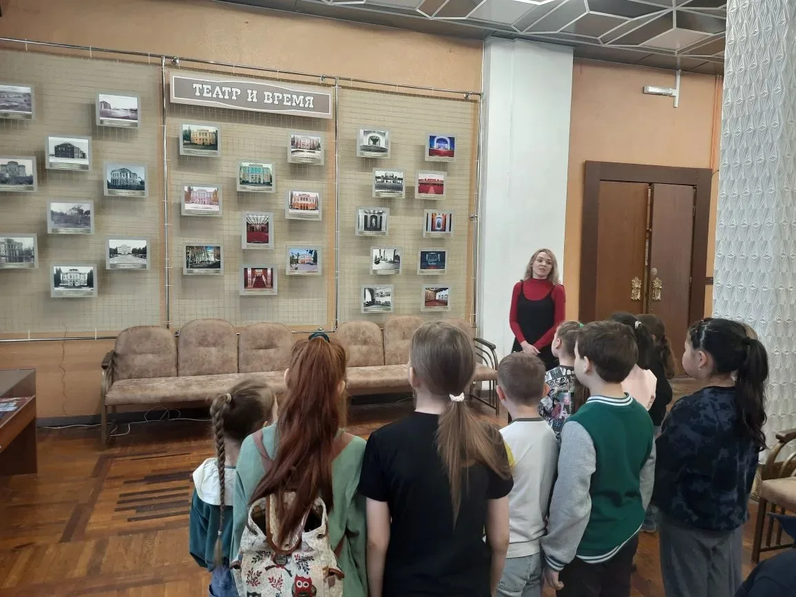 📚 МИР ЗАКУЛИСЬЯ: Теплая встреча с театром   2 апреля ученики  2 «б» класса  отправились в Борисоглеб