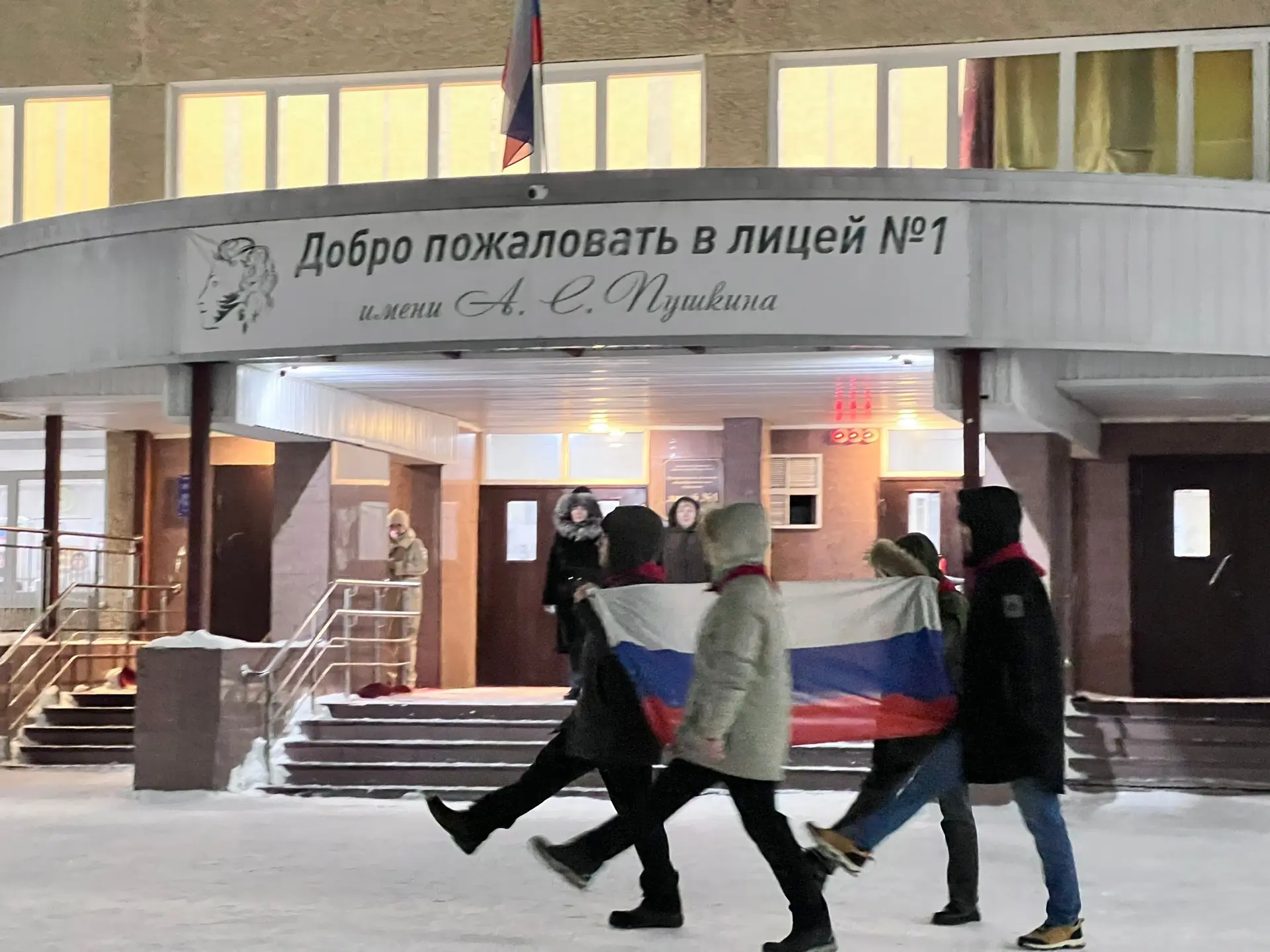 🏫По традиции начало учебной недели в лицее началось с церемонии поднятия Государственного Флага.  🗓️