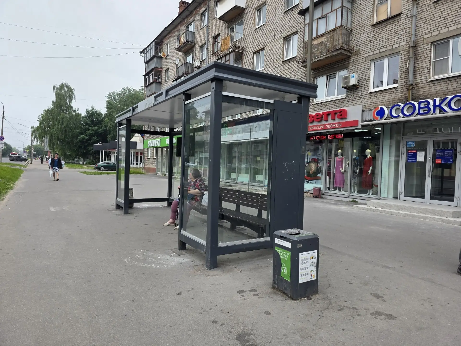 И снова замечания к "умным" остановкам: в павильоне около дома на ул. Ленина, 76, нет стекла.