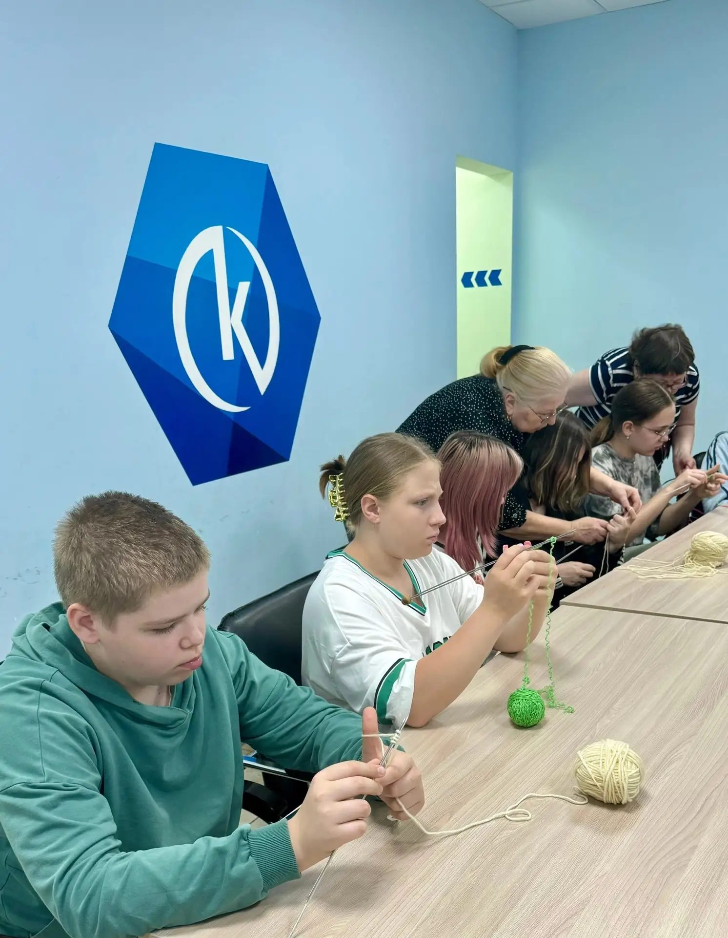 🤝 В Молодёжном центре Тосненского района «ММЦ ТР» прошёл мастер-класс «Тепло наших рук», организова