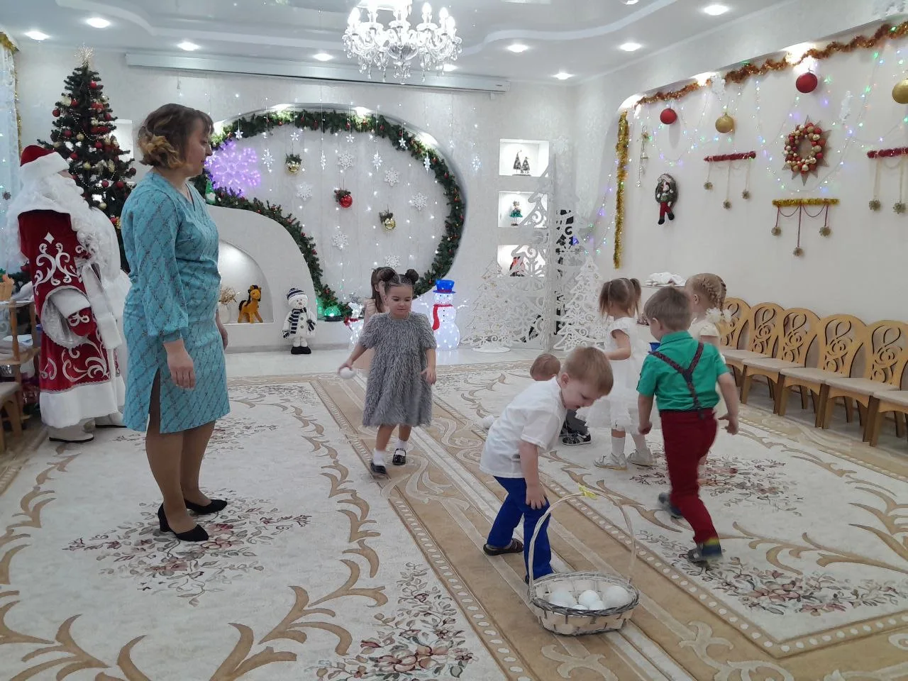 Новый год - это время волшебства 🪄, доброй сказки и ожидание чуда.
Ребята из младших групп "Ягодка"